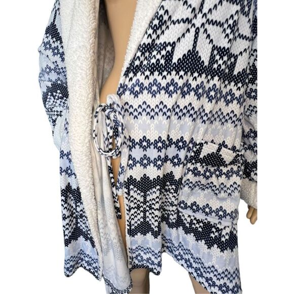 Lucky Brand Geometric Snowflake Patterned Super Soft Robe With Belt - Picture 3 of 5